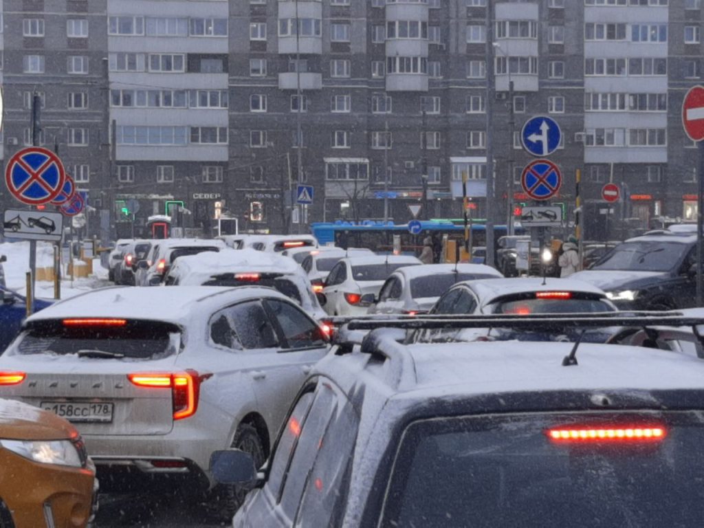 К полудню в преддверии Нового года петербуржцы не могут выехать с парковки «Сити Молла»