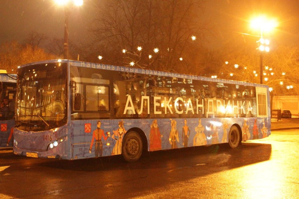 По Петербургу поехали автобусы в «театральных» костюмах к спектаклю «Маскарад»
