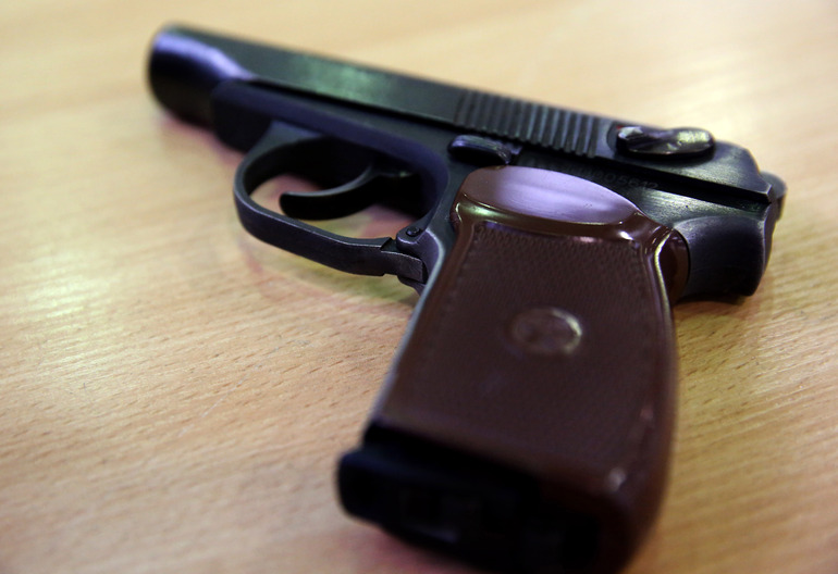 Житель Выборга стрелял в свою подругу из травматического пистолета и попал в полицию