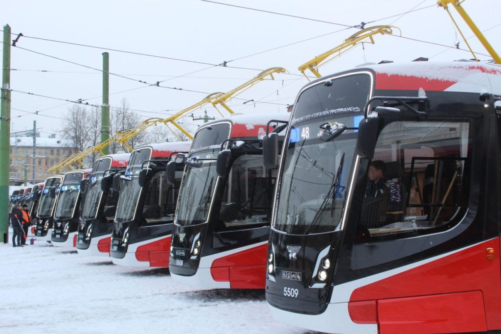 Кирилл Поляков осмотрел новые автобусы и трамваи Петербурга