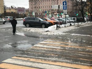 Одну из самых опасных луж заметили на проспекте Медиков в Петербурге