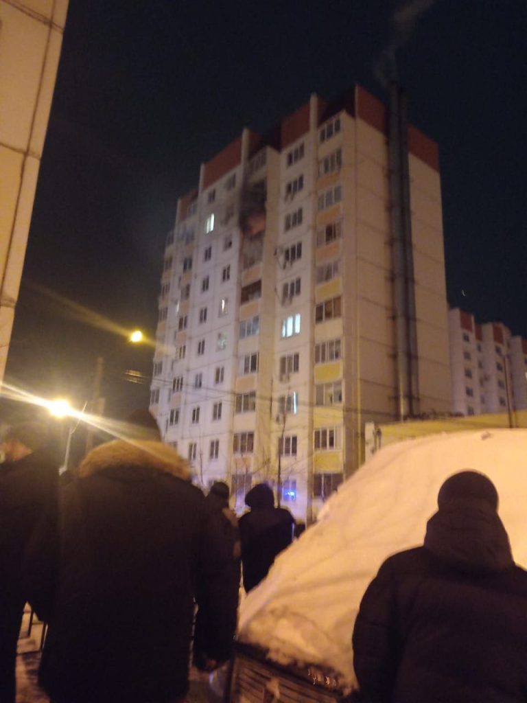 Взрывы в Воронеже, очевидцы в Тепличном районе снимают горящую квартиру