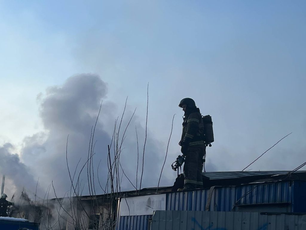 Спасатели потушили пожар на восемь бытовок в Василеостровском районе