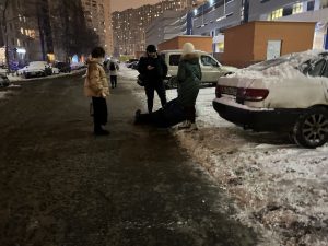 Петербуржец поскользнулся у метро «Проспект Просвещения» и повредил колено