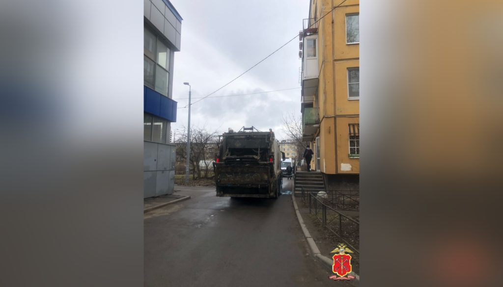 На Новоизмайловском мусоровоз задним ходом задавил и переехал пенсионерку 