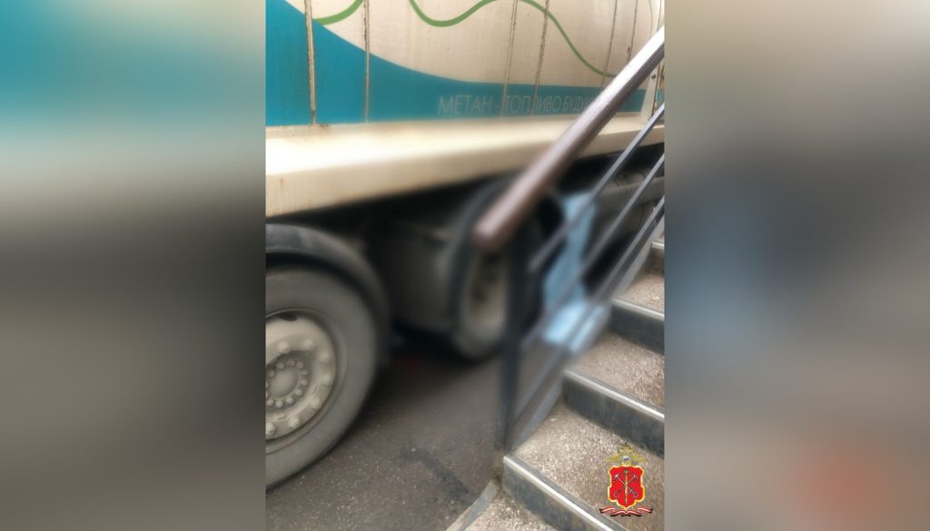 На Новоизмайловском мусоровоз задним ходом задавил и переехал пенсионерку 