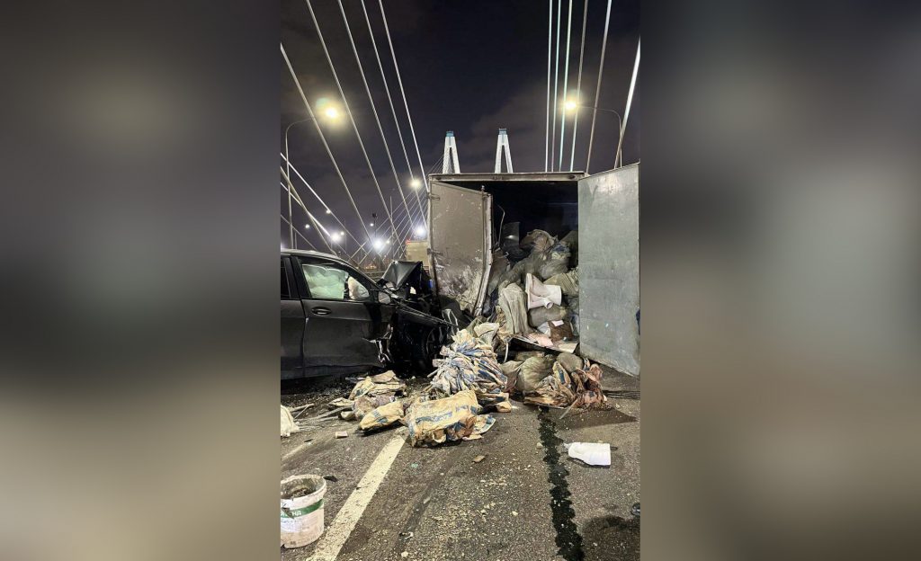 После аварии Газели и BMW на КАД высыпало кучу мусора со стройки