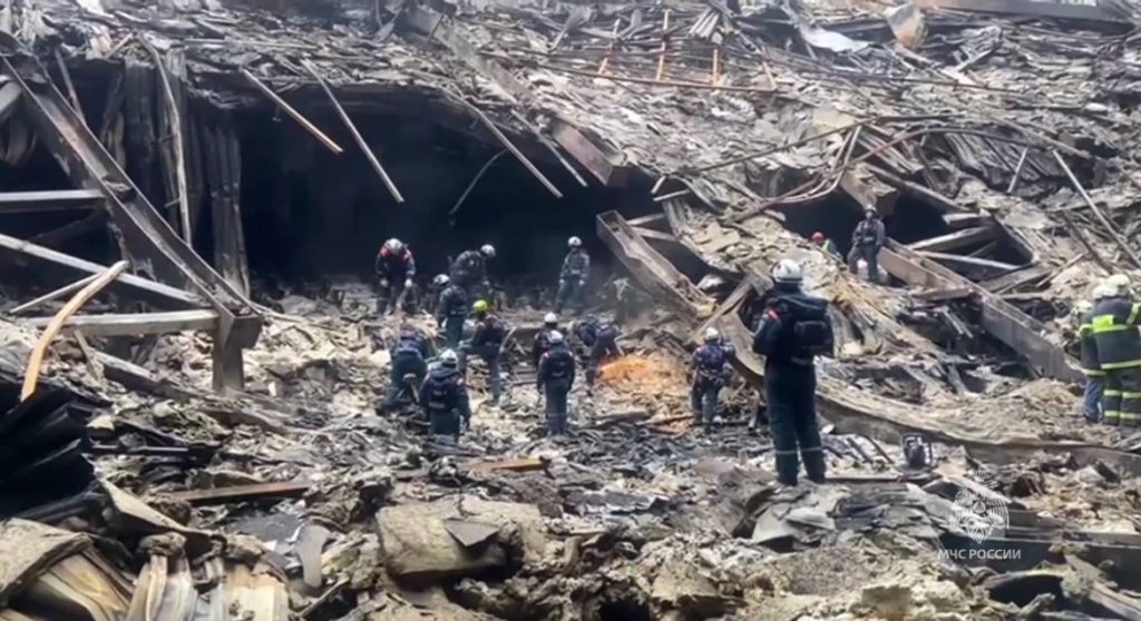 МЧС показало новые кадры разбора завалов Крокуса