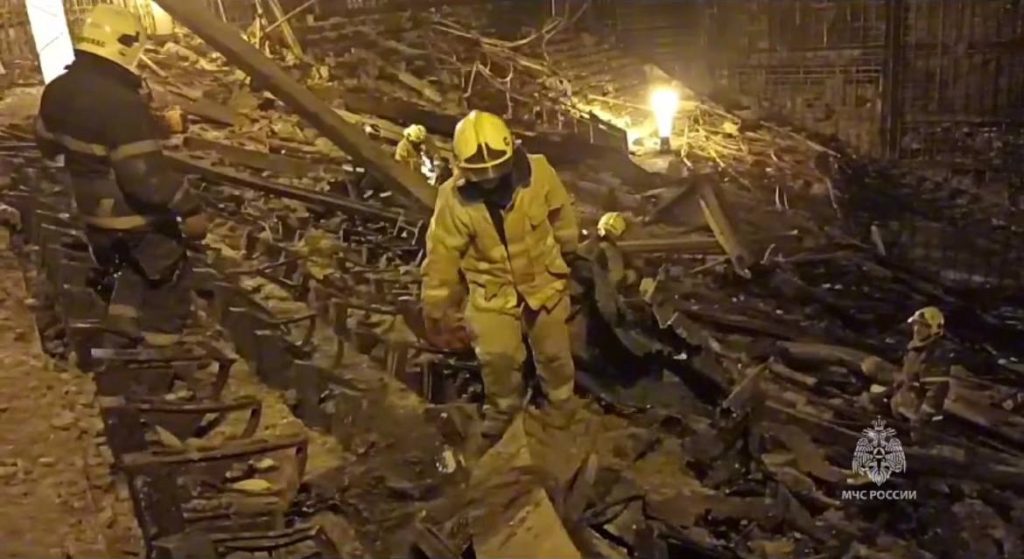 МЧС показало новые кадры разбора завалов Крокуса