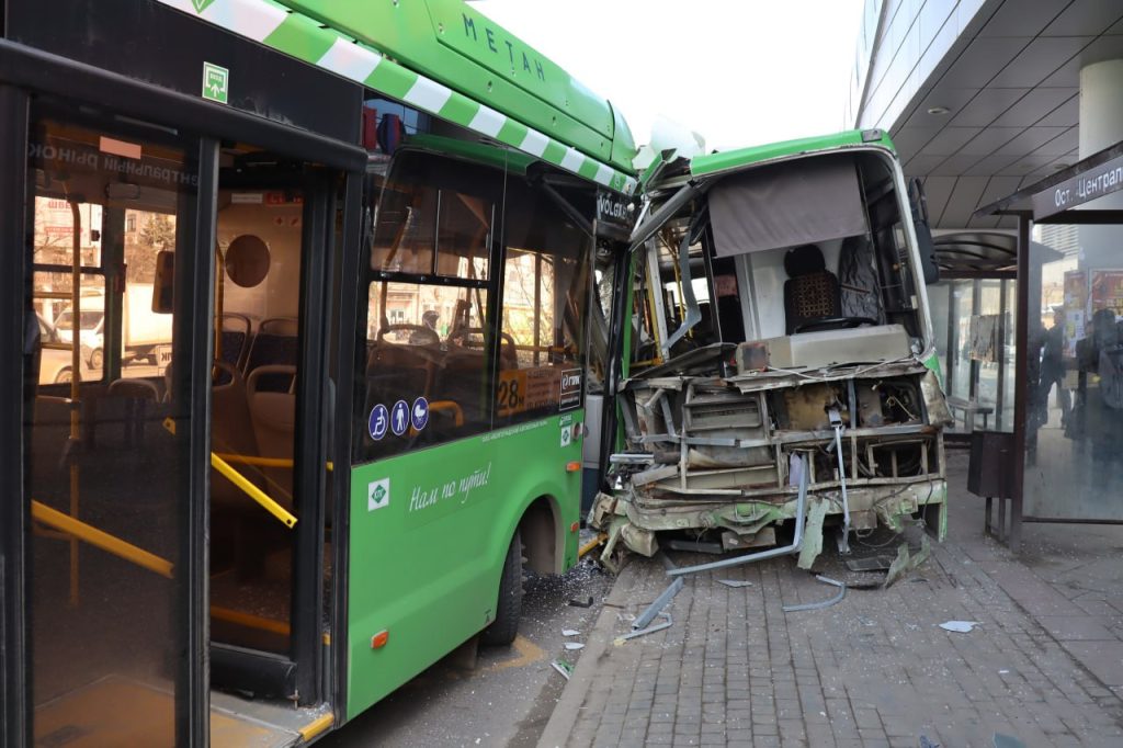 В Курске из-за ДТП с автобусом вспыхнули две машины и пострадали 10 человек