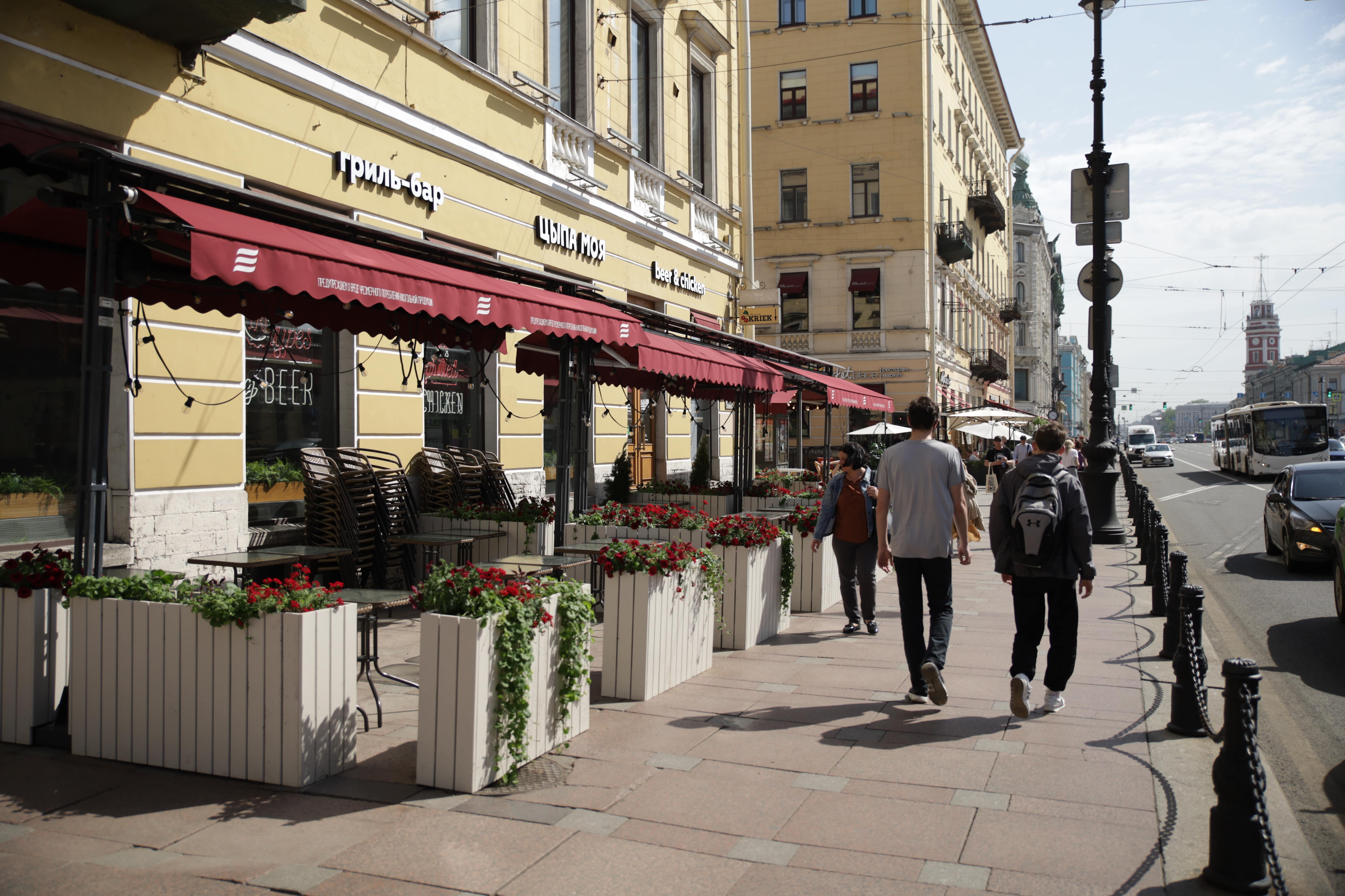 Уличные кафе в ереване. Гинза терраса ресторан санкт-петербург. Открытые кафе в питере. Commode ресторан на невском. Уличное кафе питер.
