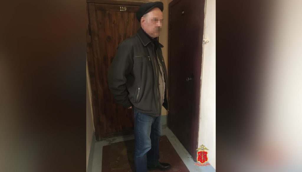 Усатый незнакомец прикарманил портмоне туриста на Дворцовой