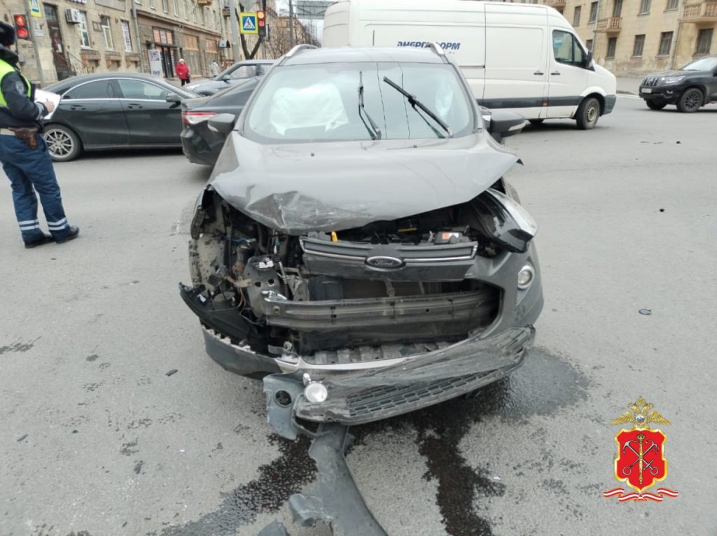 В скорую помощь врезался Ford на перекрестке Краснопутиловской