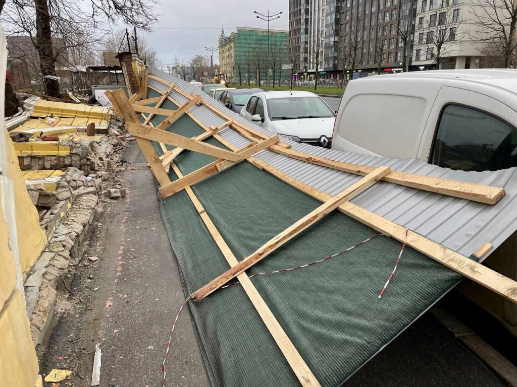 На припаркованные на Лиговском авто рухнул временный забор - Новости  Санкт-Петербурга