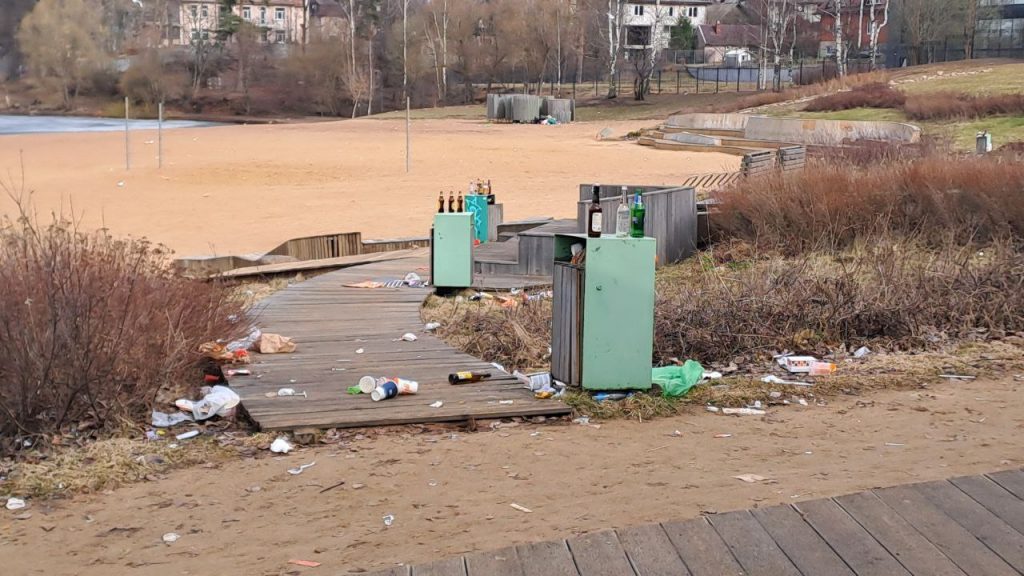 Пляж Верхнего Суздальского озера с ремонтом за 92 млн погряз в куче мусора