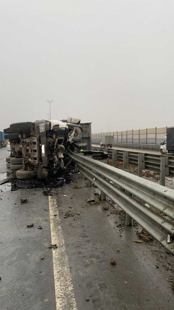 Возле обхода Гатчины на трассе Петербурга разбился водитель грузовика