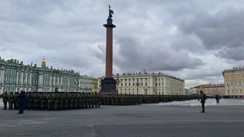 Военнослужащие репетируют шествие на Дворцовой к 9 мая