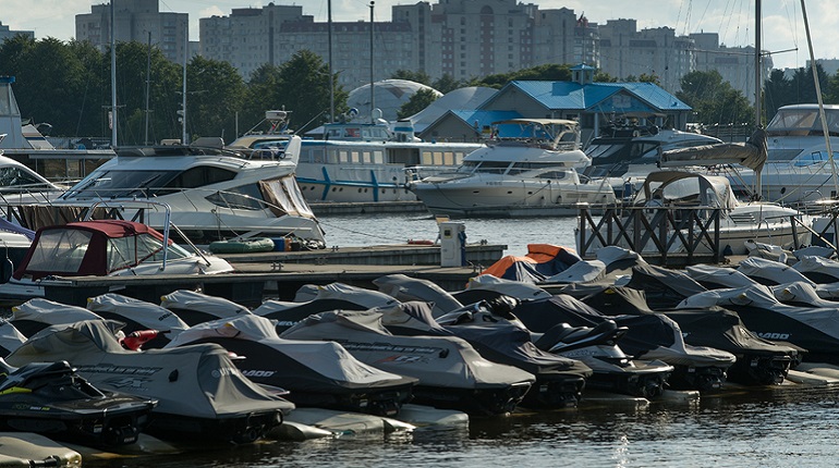 В Петербурге планируют ввести штрафы до 300 тысяч за катание на гидроциклах
