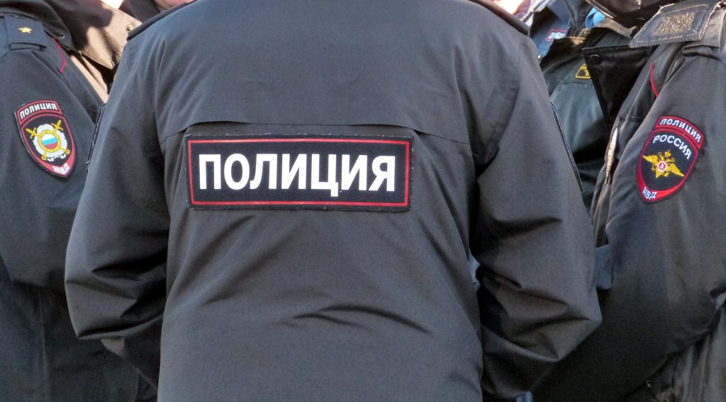 Полицейские Петербурга задержали мужчину, угрожавшего гранатой в ДНР