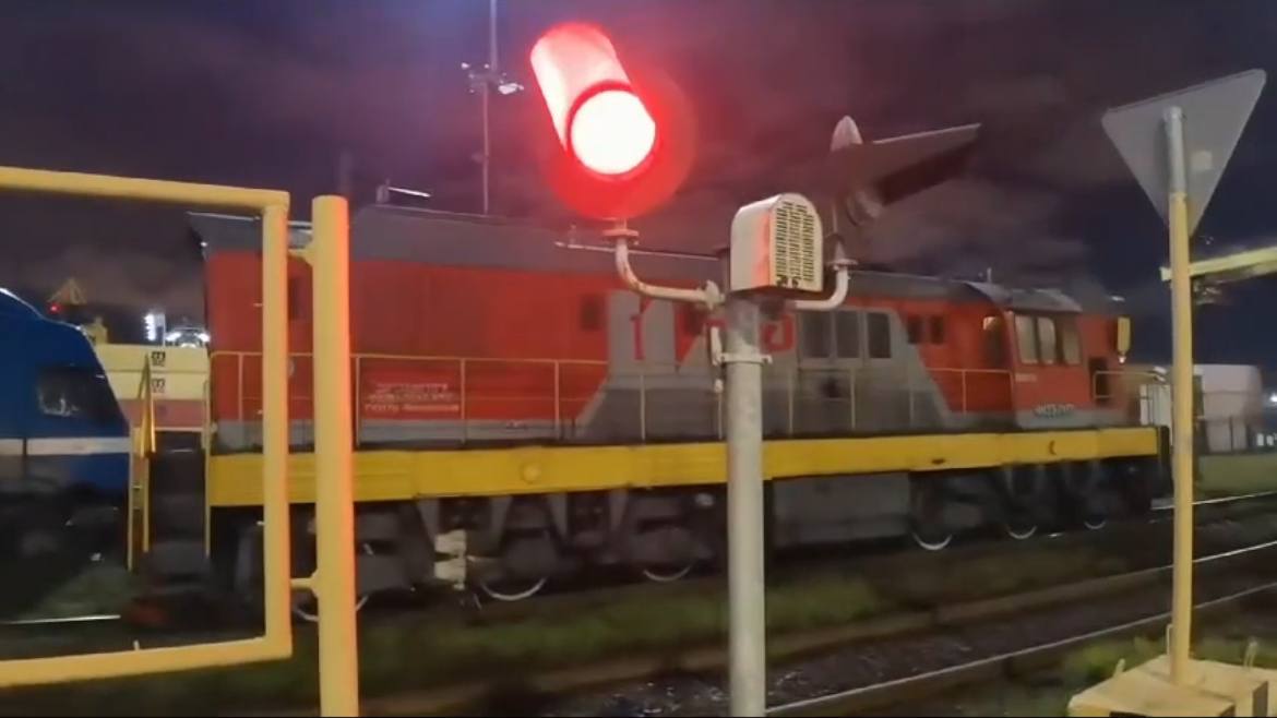 Грузовик выехал на ж/д переезд станции Автово перед приближающимся локомотивом