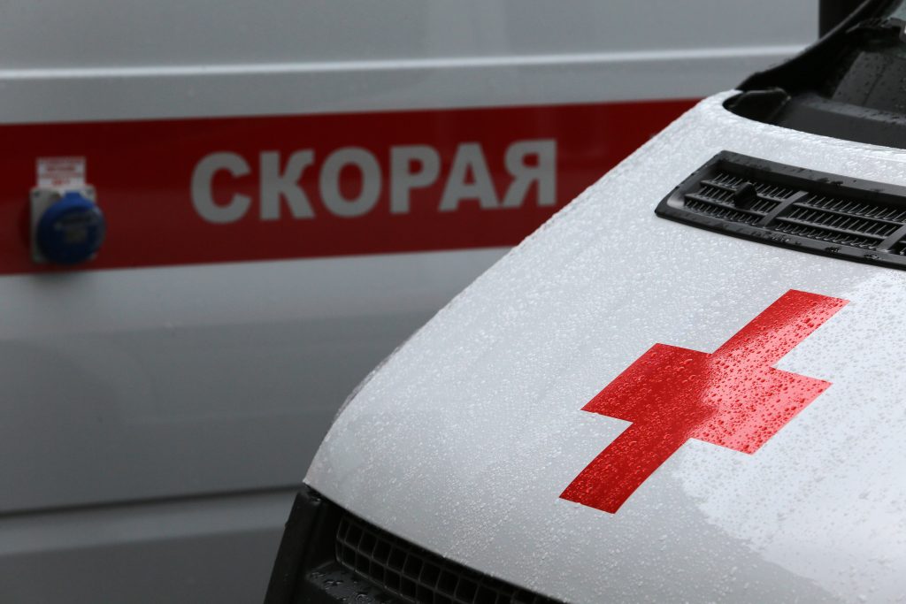 В Петергофе Nissan сбил подростка на электросамокате