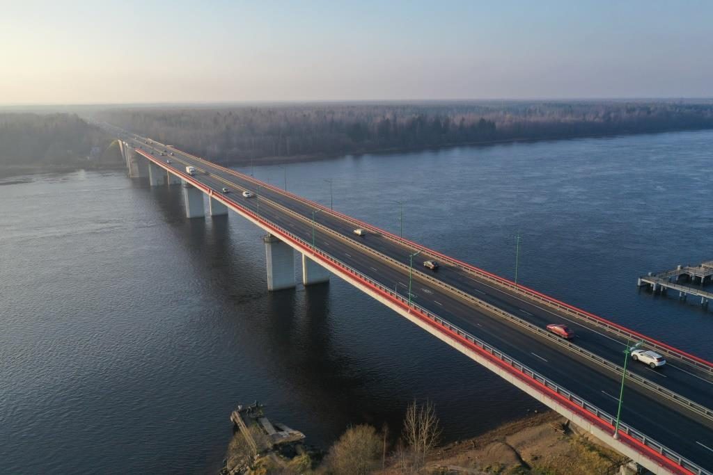 Теплоход «Капитан Джуманов» поднимет крыло Ладожского моста и подвинет водителей