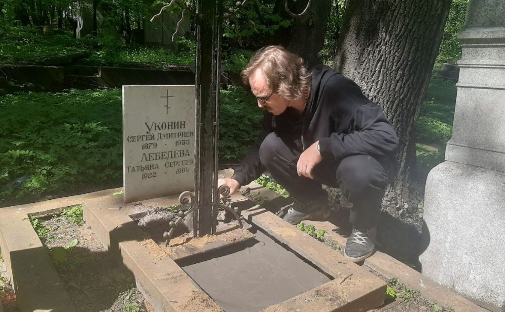 Сын Лебедева погрузил прах отца в могилу Новодевичьего кладбища