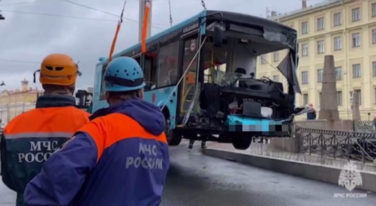 Водитель упавшего в Мойку автобуса стал фигурантом дела о нарушении в сфере миграции