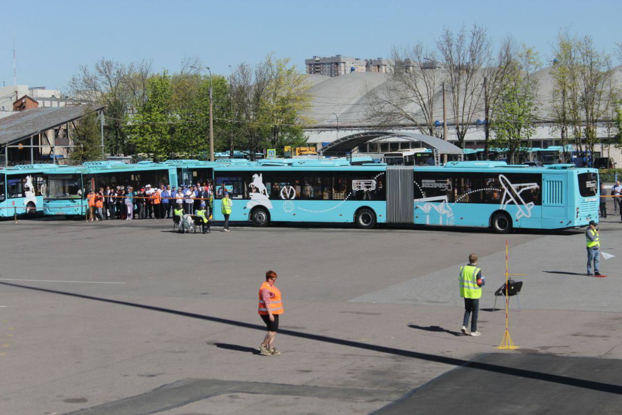 Водители автобусов посоревновались в мастерстве на фестивале SPbTransportFest