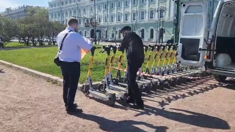 Полиция изъяла 5,5 тысяч электросамокатов с улиц Петербурга