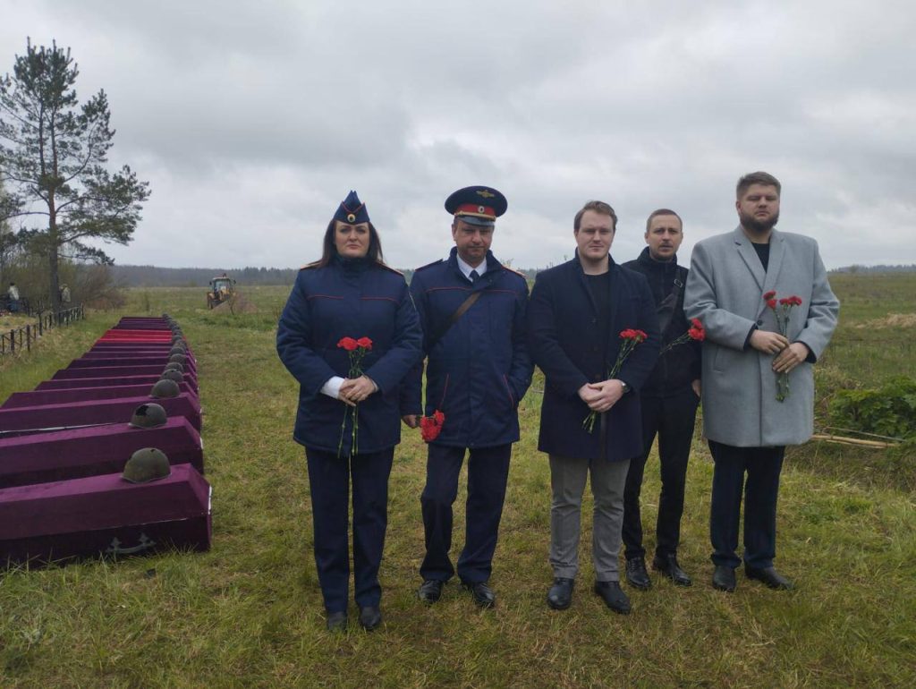 Под Тосно захоронили останки 191 красноармейца