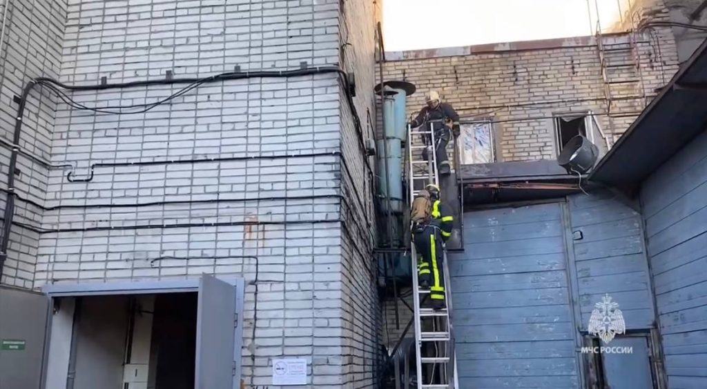 В МЧС показали кадры тушения цеха на Автобусной