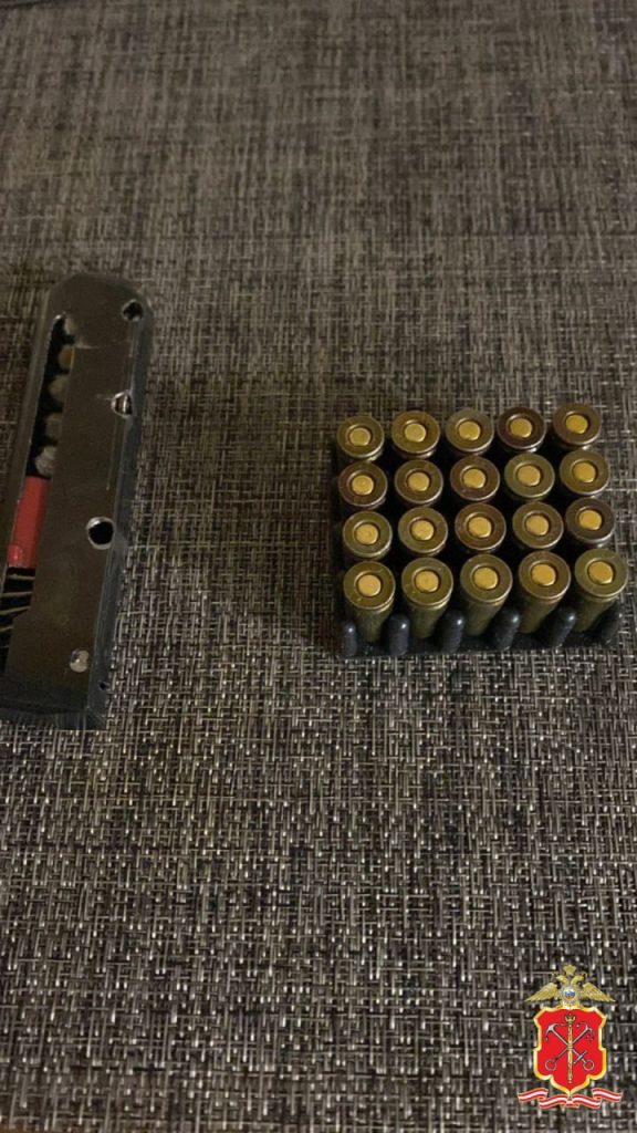 Петербуржец расстрелял воздух на Морской набережной из окна