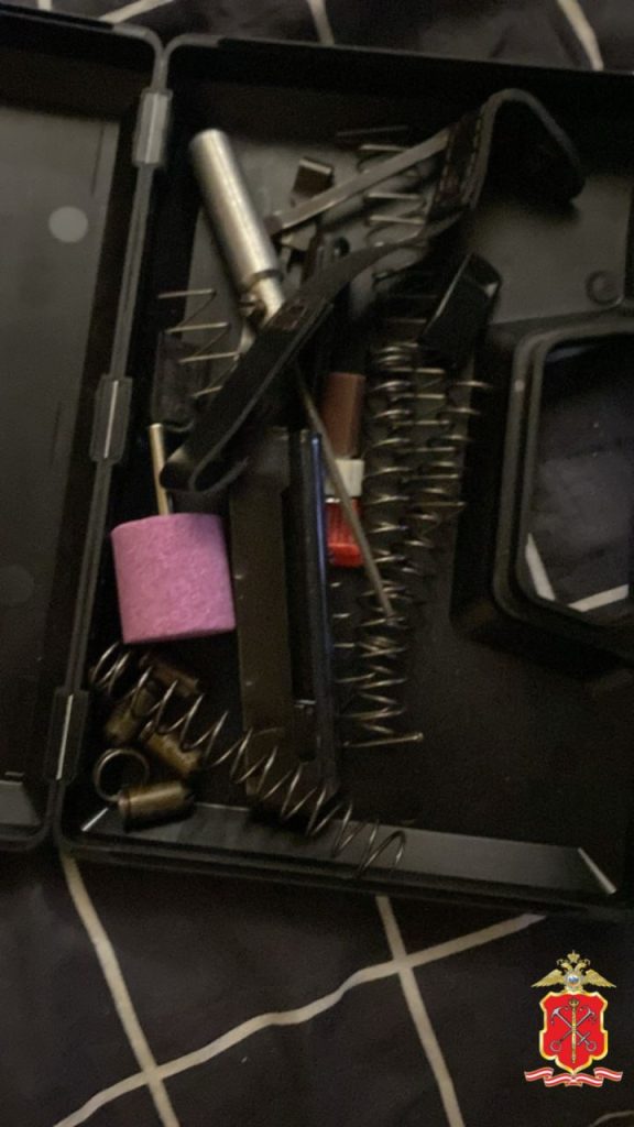 Петербуржец расстрелял воздух на Морской набережной из окна