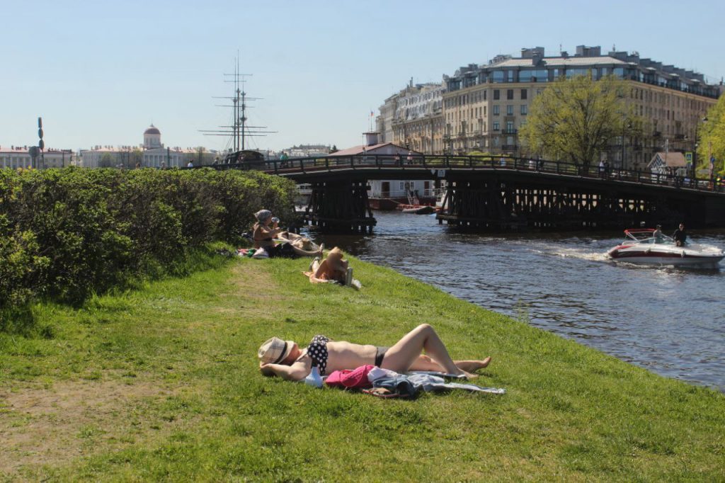 В Петербурге дети в жару купаются в опасных местах из-за отсутствия пляжей