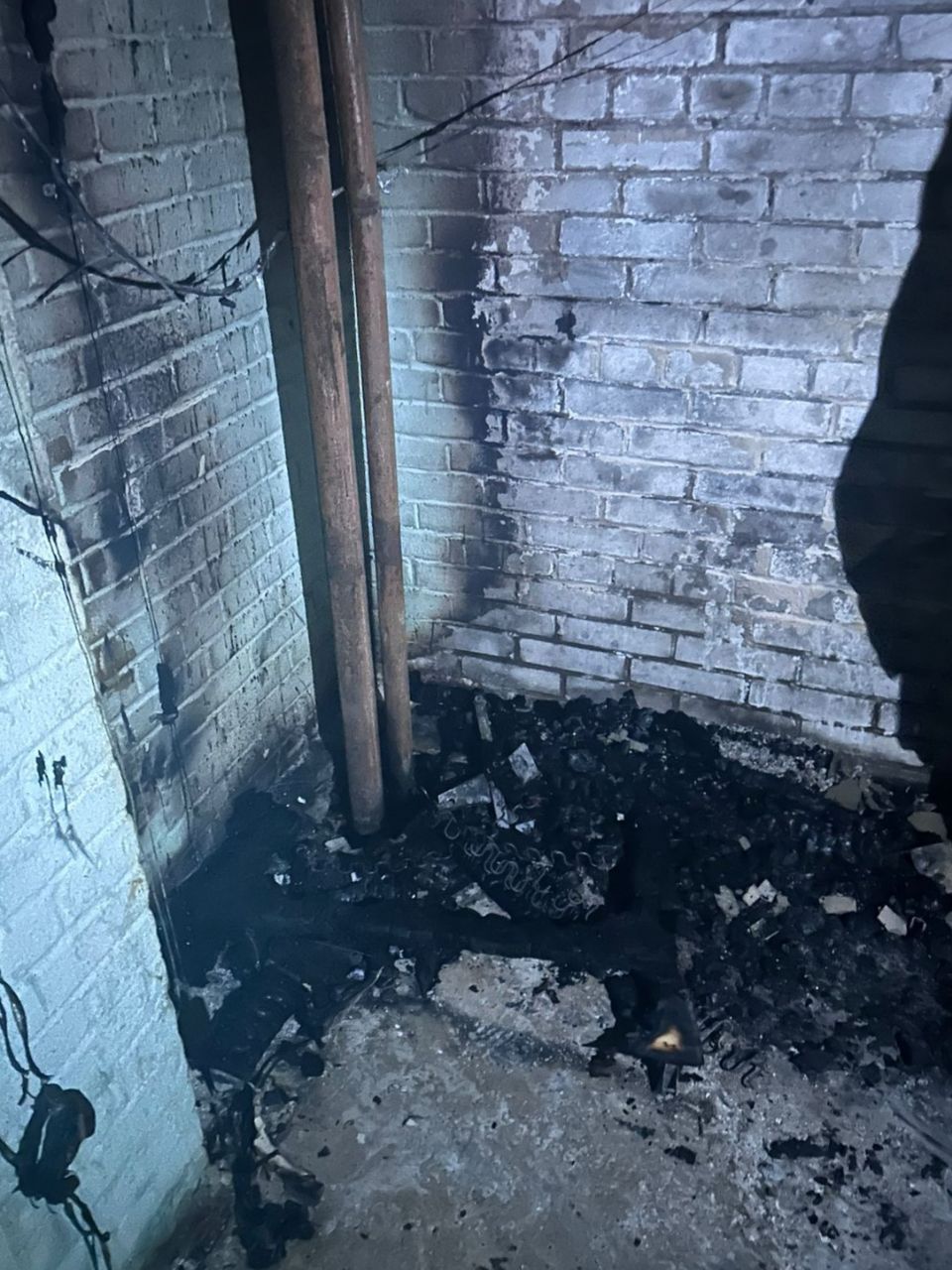 Росгвардейцы локализовали пожар и эвакуировали 60 человек в Волхове