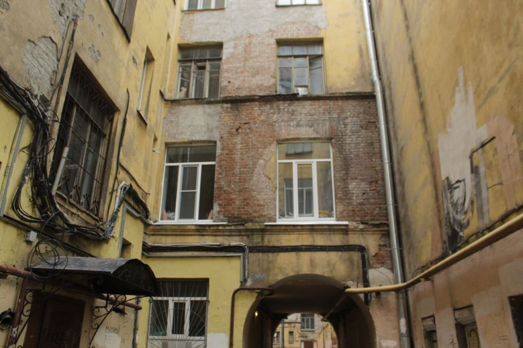 Во дворе-колодце на Рубинштейна обвалилась кладка стены