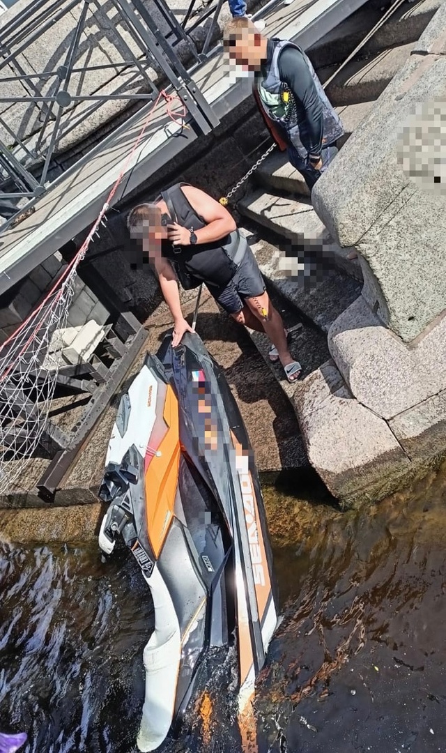 Волна на Неве перевернула гидроцикл с пьяными пассажирами