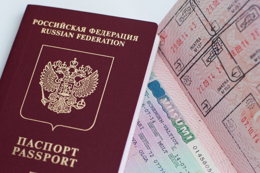 Россиянам посоветовали проверить загранпаспорта перед отпуском
