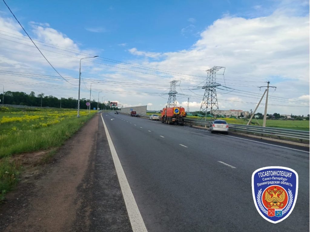 Chevrolet в Ленобласти врезался в авто дорожной службы и отправил троих в больницу