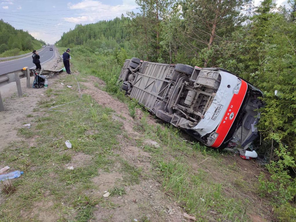 В аварии с автобусом под Пермью пострадало 12 человек