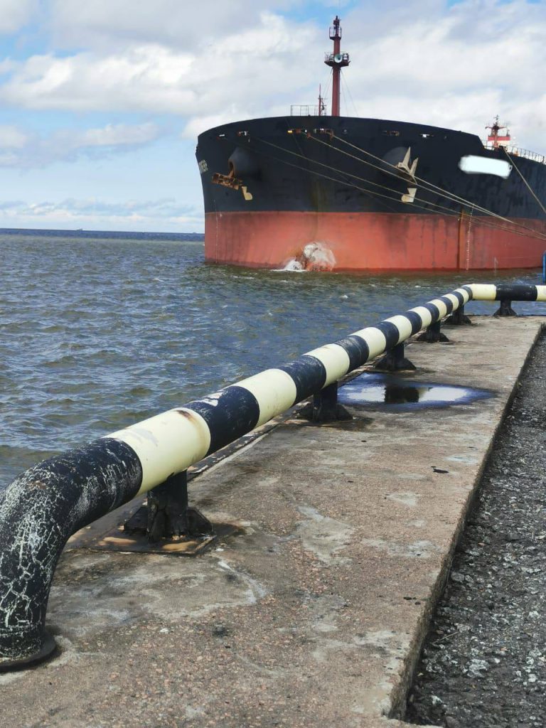 Иностранная баржа врезалась в причал порта Усть-Луга