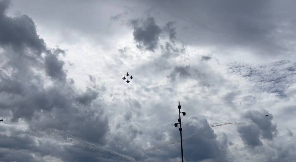 «Русские витязи» на Су-35С показывают высший пилотаж в небе над Кронштадтом