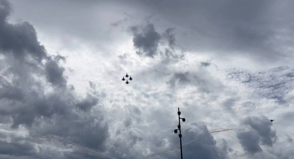 «Русские витязи» на Су-35С показывают высший пилотаж в небе над Кронштадтом