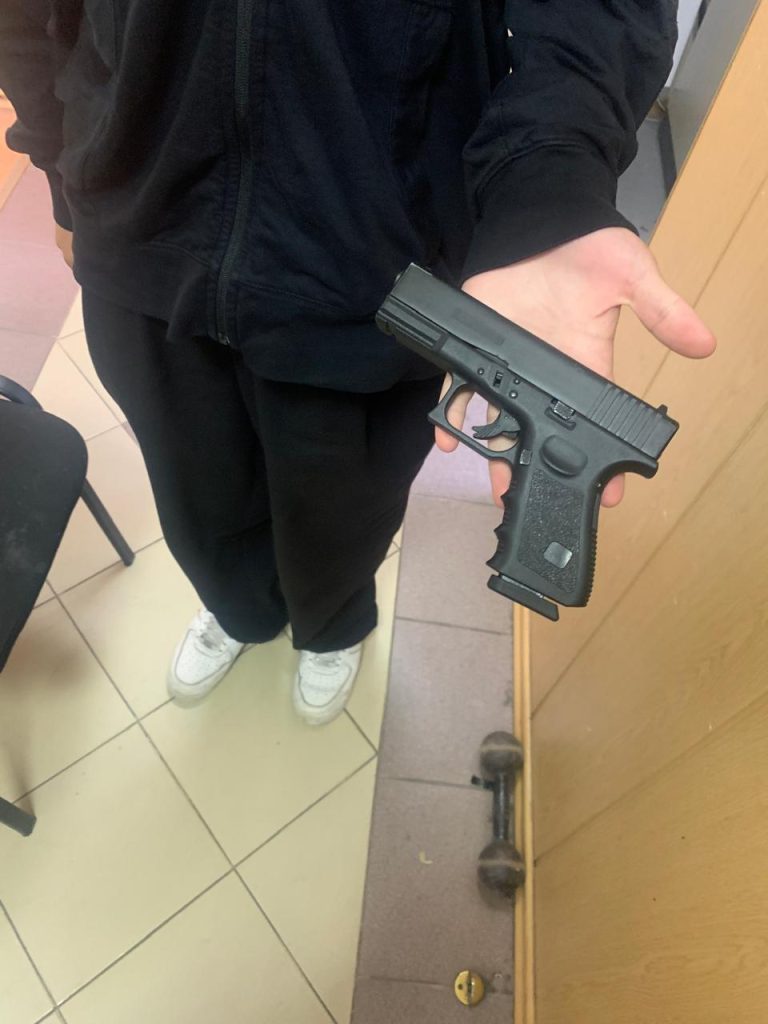 Полиция задержала подростка, стрелявшего из авто на Лесном