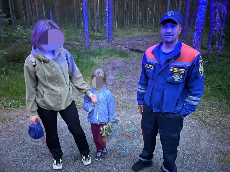 Спасатели вывели женщину с ребенком из леса близ озера Журавлевское