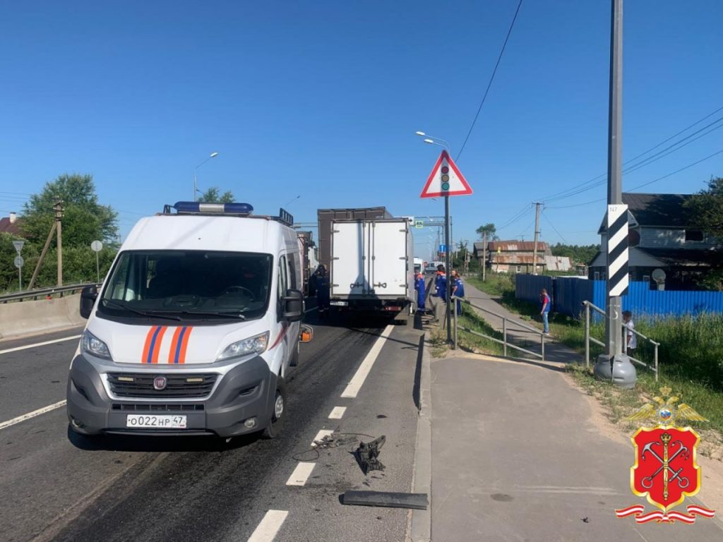 В Ленобласти водитель Газели наехал на грузовое авто и скончался - Новости  Санкт-Петербурга