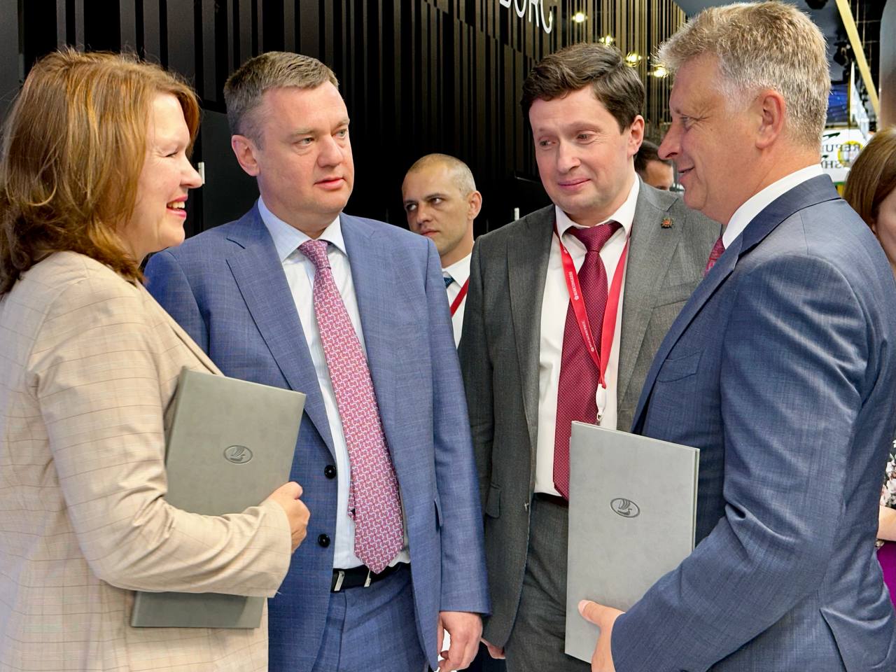 На ПМЭФ «АвтоВАЗ» и Академия Штиглица подписали контракт в области образования