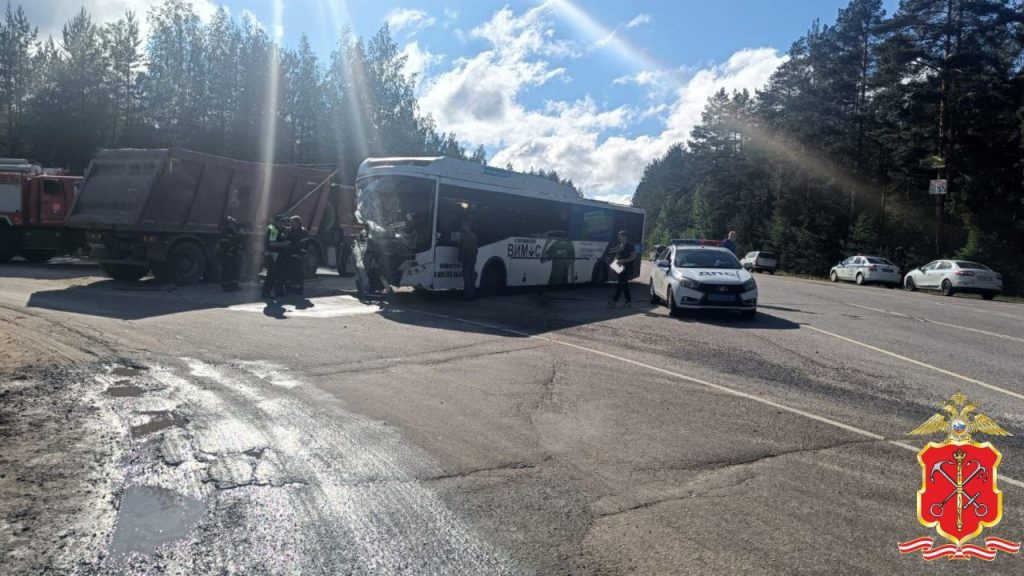 В ДТП автобуса и КАМАЗа на трассе «Сосновый Бор &#8212; Петербург» пострадали 10 человек