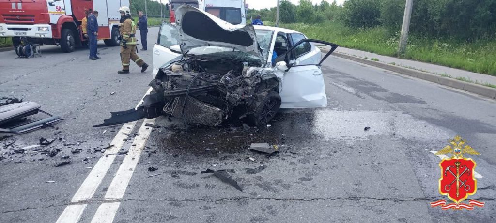 В Шушарах пьяный водитель на Volkswagen выехал на встречку и протаранил Ладу